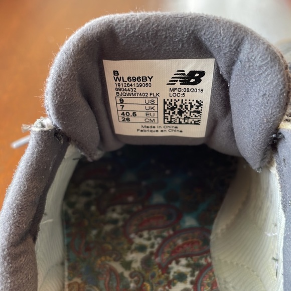 New Balance 696 Grey Suede with Light Pink Details - Picture 4 of 4